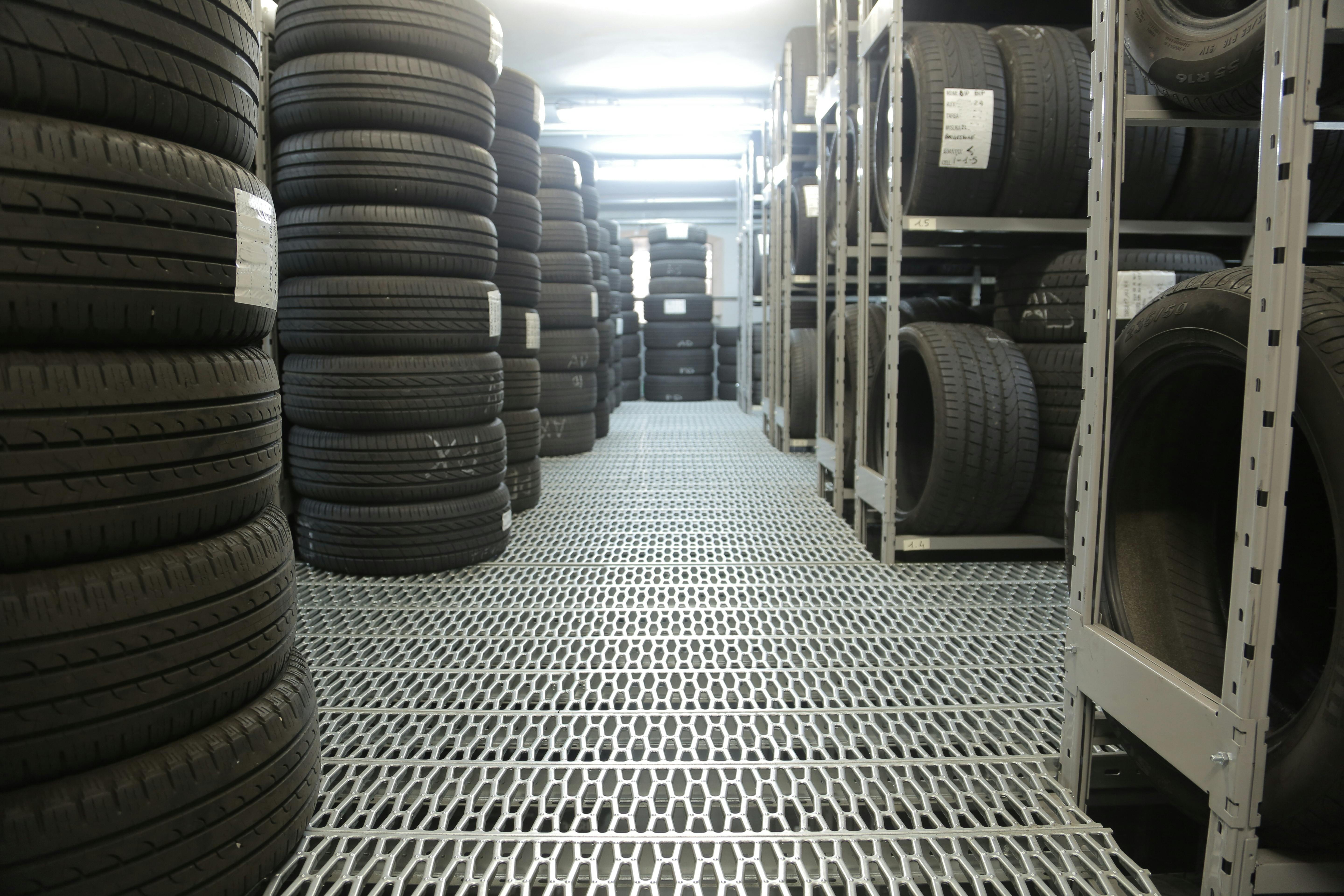 Commercial Tires (Trucking, Fleet, Industrial)